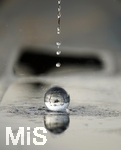16.06.2020, Mindelheim, Abendlicht mit einem Lensball, Wasser tropft auf die Glaskugel.