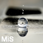 16.06.2020, Mindelheim, Abendlicht mit einem Lensball, Wasser tropft auf die Glaskugel.
