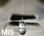 16.06.2020, Mindelheim, Abendlicht mit einem Lensball, Wasser tropft auf die Glaskugel.