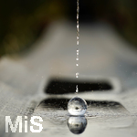 16.06.2020, Mindelheim, Abendlicht mit einem Lensball, Wasser tropft auf die Glaskugel.