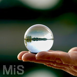 16.06.2020, Mindelheim, Landschaft mit einem Lensball auf einer Frauenhand.