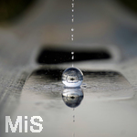 16.06.2020, Mindelheim, Abendlicht mit einem Lensball, Wasser tropft auf die Glaskugel.