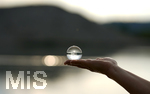 16.06.2020, Mindelheim, Landschaft im Abendlicht Lensball auf einer Frauenhand. 
