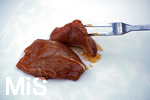 19.06.2020, Grillen auf dem Balkon im Sommer, Rohes Grillfleisch von der Pute, fertig mariniert.