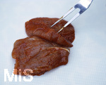 19.06.2020, Grillen auf dem Balkon im Sommer, Rohes Grillfleisch von der Pute, fertig mariniert.