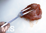 19.06.2020, Grillen auf dem Balkon im Sommer, Rohes Grillfleisch von der Pute, fertig mariniert.