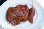 19.06.2020, Grillen auf dem Balkon im Sommer, Rohes Grillfleisch von der Pute, fertig mariniert auf dem Teller, 