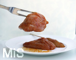 19.06.2020, Grillen auf dem Balkon im Sommer, Rohes Grillfleisch von der Pute, fertig mariniert auf dem Teller und der Gabel, 