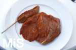 19.06.2020, Grillen auf dem Balkon im Sommer, Rohes Grillfleisch von der Pute, fertig mariniert auf dem Teller, 