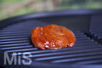 19.06.2020, Grillen auf dem Balkon im Sommer, Rohes Grillfleisch von der Pute, fertig mariniert kommt auf den Elektrogrill.