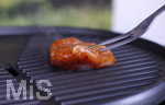 19.06.2020, Grillen auf dem Balkon im Sommer, Rohes Grillfleisch von der Pute, fertig mariniert kommt auf den Elektrogrill.