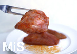 19.06.2020, Grillen auf dem Balkon im Sommer, Rohes Grillfleisch von der Pute, fertig mariniert auf dem Teller und der Gabel, 