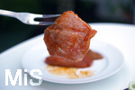 19.06.2020, Grillen auf dem Balkon im Sommer, Rohes Grillfleisch von der Pute, fertig mariniert auf dem Teller und der Gabel, 