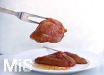 19.06.2020, Grillen auf dem Balkon im Sommer, Rohes Grillfleisch von der Pute, fertig mariniert auf dem Teller und der Gabel, 