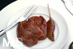 19.06.2020, Grillen auf dem Balkon im Sommer, Rohes Grillfleisch von der Pute, fertig mariniert auf dem Teller, 