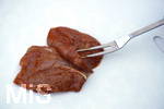 19.06.2020, Grillen auf dem Balkon im Sommer, Rohes Grillfleisch von der Pute, fertig mariniert.