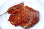 19.06.2020, Grillen auf dem Balkon im Sommer, Rohes Grillfleisch von der Pute, fertig mariniert auf dem Teller, 