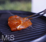 19.06.2020, Grillen auf dem Balkon im Sommer, Rohes Grillfleisch von der Pute, fertig mariniert kommt auf den Elektrogrill.