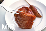 19.06.2020, Grillen auf dem Balkon im Sommer, Rohes Grillfleisch von der Pute, fertig mariniert auf dem Teller und der Gabel, 