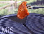 19.06.2020, Grillen auf dem Balkon im Sommer, Rohes Grillfleisch von der Pute, fertig mariniert kommt auf den Elektrogrill.