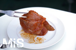 19.06.2020, Grillen auf dem Balkon im Sommer, Rohes Grillfleisch von der Pute, fertig mariniert auf dem Teller und der Gabel, 