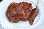 19.06.2020, Grillen auf dem Balkon im Sommer, Rohes Grillfleisch von der Pute, fertig mariniert auf dem Teller, 