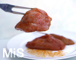 19.06.2020, Grillen auf dem Balkon im Sommer, Rohes Grillfleisch von der Pute, fertig mariniert auf dem Teller und der Gabel, 