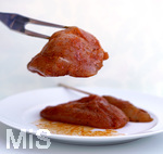 19.06.2020, Grillen auf dem Balkon im Sommer, Rohes Grillfleisch von der Pute, fertig mariniert auf dem Teller und der Gabel, 