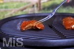 19.06.2020, Grillen auf dem Balkon im Sommer, Rohes Grillfleisch von der Pute, fertig mariniert kommt auf den Elektrogrill.