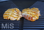 19.06.2020, Grillen auf dem Balkon im Sommer, Grillfleisch von der Pute, fertig mariniert und gegart auf dem Elektrogrill.