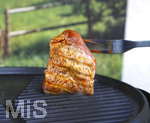 19.06.2020, Grillen auf dem Balkon im Sommer, Rohes Grillfleisch von der Pute, fertig mariniert kommt auf den Elektrogrill.