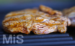 19.06.2020, Grillen auf dem Balkon im Sommer, Grillfleisch von der Pute, fertig mariniert und gegart auf dem Elektrogrill.