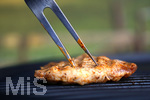 19.06.2020, Grillen auf dem Balkon im Sommer, Grillfleisch von der Pute, fertig mariniert und gegart auf dem Elektrogrill.