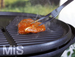 19.06.2020, Grillen auf dem Balkon im Sommer, Rohes Grillfleisch von der Pute, fertig mariniert kommt auf den Elektrogrill.