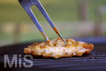 19.06.2020, Grillen auf dem Balkon im Sommer, Grillfleisch von der Pute, fertig mariniert und gegart auf dem Elektrogrill.