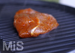 19.06.2020, Grillen auf dem Balkon im Sommer, Rohes Grillfleisch von der Pute, fertig mariniert kommt auf den Elektrogrill.