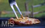 19.06.2020, Grillen auf dem Balkon im Sommer, Grillfleisch von der Pute, fertig mariniert und gegart auf dem Elektrogrill.