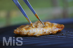 19.06.2020, Grillen auf dem Balkon im Sommer, Grillfleisch von der Pute, fertig mariniert und gegart auf dem Elektrogrill.