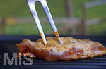 19.06.2020, Grillen auf dem Balkon im Sommer, Grillfleisch von der Pute, fertig mariniert und gegart auf dem Elektrogrill.