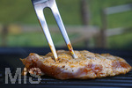 19.06.2020, Grillen auf dem Balkon im Sommer, Grillfleisch von der Pute, fertig mariniert und gegart auf dem Elektrogrill.
