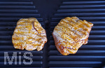 19.06.2020, Grillen auf dem Balkon im Sommer, Grillfleisch von der Pute, fertig mariniert und gegart auf dem Elektrogrill.