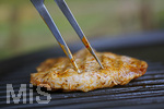 19.06.2020, Grillen auf dem Balkon im Sommer, Grillfleisch von der Pute, fertig mariniert und gegart auf dem Elektrogrill.