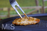 19.06.2020, Grillen auf dem Balkon im Sommer, Grillfleisch von der Pute, fertig mariniert und gegart auf dem Elektrogrill.