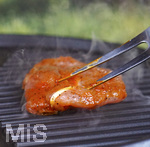 19.06.2020, Grillen auf dem Balkon im Sommer, Rohes Grillfleisch von der Pute, fertig mariniert kommt auf den Elektrogrill.
