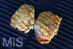 19.06.2020, Grillen auf dem Balkon im Sommer, Grillfleisch von der Pute, fertig mariniert und gegart auf dem Elektrogrill.