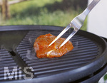 19.06.2020, Grillen auf dem Balkon im Sommer, Rohes Grillfleisch von der Pute, fertig mariniert kommt auf den Elektrogrill.