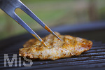 19.06.2020, Grillen auf dem Balkon im Sommer, Grillfleisch von der Pute, fertig mariniert und gegart auf dem Elektrogrill.