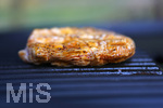 19.06.2020, Grillen auf dem Balkon im Sommer, Grillfleisch von der Pute, fertig mariniert und gegart auf dem Elektrogrill.