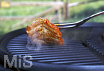 19.06.2020, Grillen auf dem Balkon im Sommer, Rohes Grillfleisch von der Pute, fertig mariniert kommt auf den Elektrogrill.