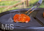 19.06.2020, Grillen auf dem Balkon im Sommer, Rohes Grillfleisch von der Pute, fertig mariniert kommt auf den Elektrogrill.
